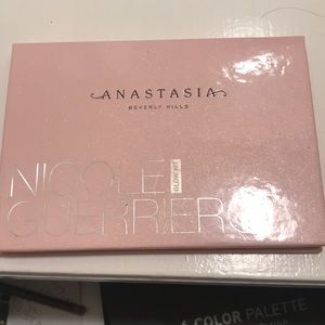 Anastasia glow kit